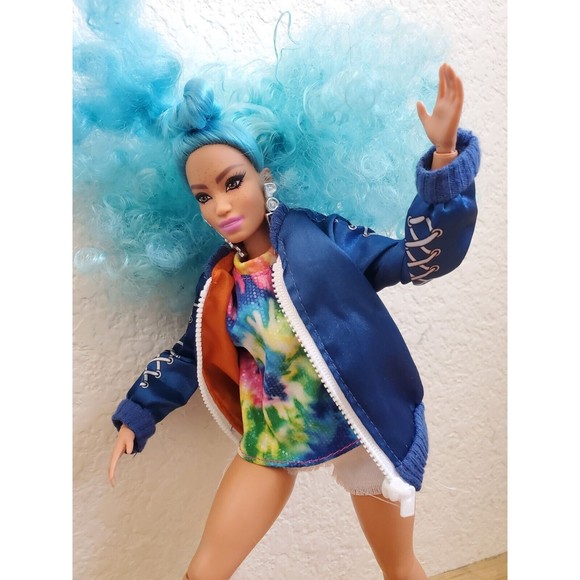 Barbie Extra Doll #4 Curvy Curly Blue Hair Girl Power Earrings Fanny Pack Jacket - Picture 12 of 15